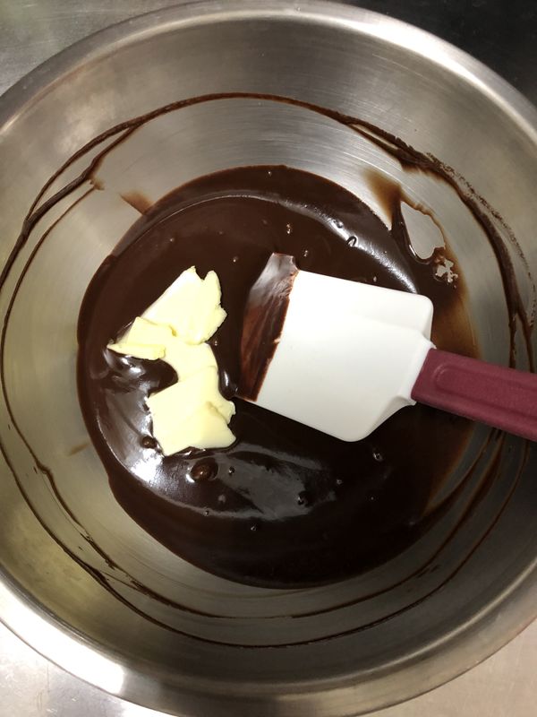 先加入奶油拌至完全混和，再將蛋黃全部加入攪拌均勻，在拌的時候儘量不要拌入太多空氣進去