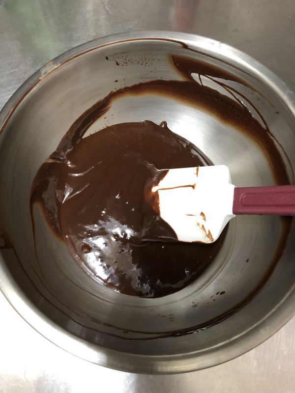 巧克力奶油糊呈現光澤無顆粒感就代表成功了