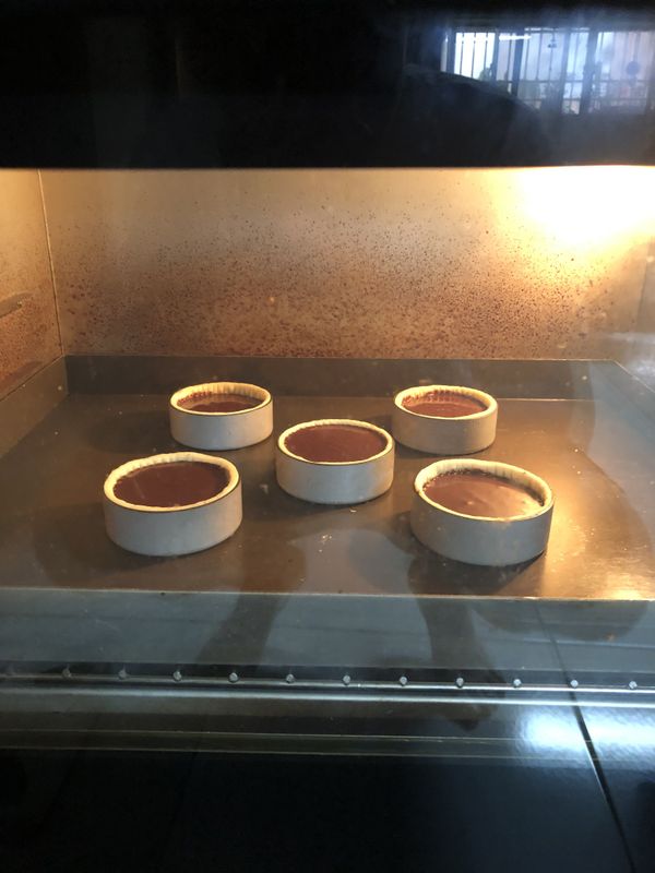 烤箱預熱上下火都180℃，放置烤箱下層，烘烤時間大概15~20分鐘，烤到一半巧克力奶油餡會鼓起是正常的，待冷卻後就會回復平面了