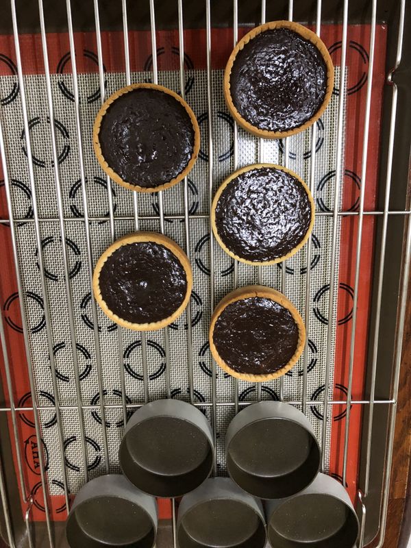 烤到塔皮顏色達到所想要呈現的顏色就可出爐了，出爐後馬上脫模，但要小心拿取，塔皮這時後很脆弱地