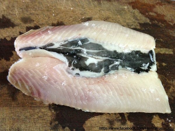 把虱目魚兩面水份擦乾，並灑上少許的[醃料]！用手均勻把[醃料]抹開，讓每一塊魚肉都能均勻吃上[醃料]，然後靜置10分鐘。