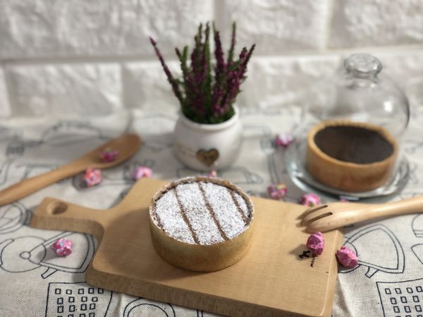 最後先灑上滿滿的可可粉，擺上想要的剪紙形狀後灑上防潮糖粉就收工，記得幫它拍上一張美美的遺照，再細細品嚐它