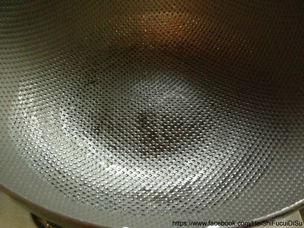 煎鍋燒熱！拿紙巾沾油擦拭鍋面一圈 ( 非不沾鍋建議擦上少許油 )，避免失敗沾鍋。