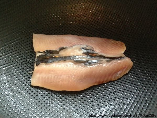 虱目魚下鍋，魚皮面先煎！加蓋煎１分鐘小火處理。 ( 加蓋阻隔油煙 )