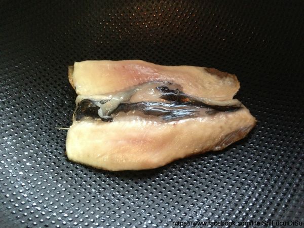 掀蓋後可見另一面有部分熟白換邊煎，時間一樣也一分鐘！