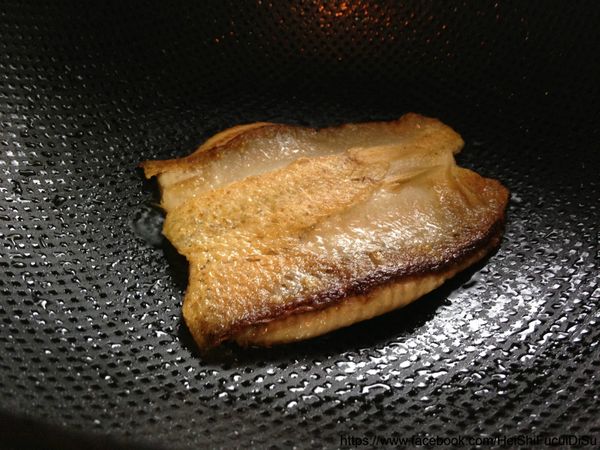 魚肚面１分鐘後掀蓋可發現，魚肚上的魚油已經完全釋放！整個鍋子充滿魚油。