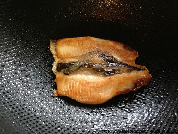 不用擔心魚油！我們再進行一次翻片讓魚皮朝下。