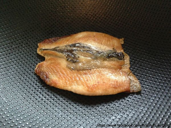 拿出餐巾紙把鍋內的油脂擦掉，讓整片魚在鍋底滑動！邊滑把油脂擦掉。