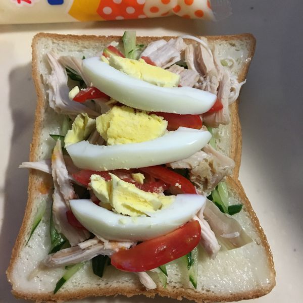 吐司抹上少許美乃滋，鋪上小黃瓜絲、小番茄絲、迷迭香雞絲，水煮蛋切片，再蓋上另一片吐司即可😋