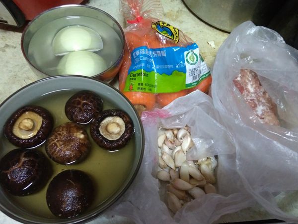 準備食材
香菇泡水至軟化
洋蔥泡水可減少流淚
選用家樂福的紅蘿蔔