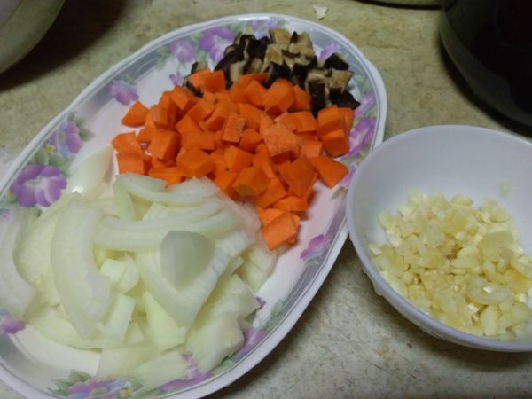 洋蔥切絲，香菇去蒂切丁，紅蘿蔔切丁，蒜頭去皮切碎