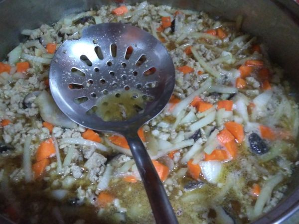 再倒入紅蘿蔔、洋蔥拌炒，加適量的水，滾了之後，轉小火燜20分鐘
(洋蔥會出水，水不用加太多)