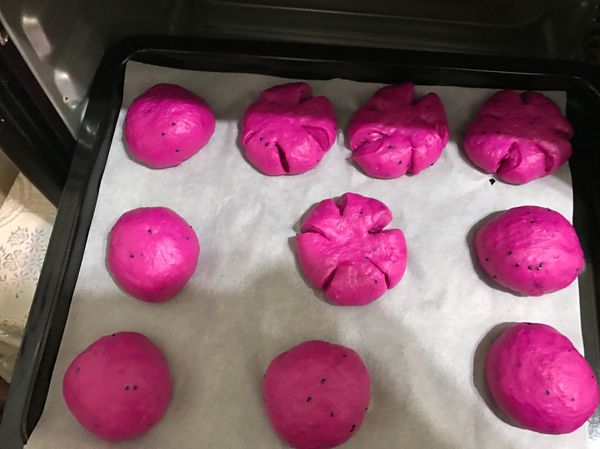 麵團發酵好排氣後開始搓圓，讓麵團休息10分鐘後，開始塑形（我有包入水滴巧克力/葡萄乾）
再發酵1小時等麵團長大