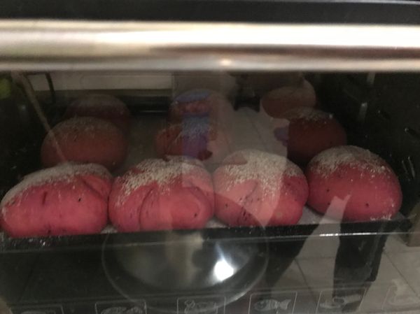 進烤箱前灑上麵粉
烤箱180度預熱10分
烤160度10分鐘
（我有轉烤盤內外翻面）
再用150度烤15分鐘