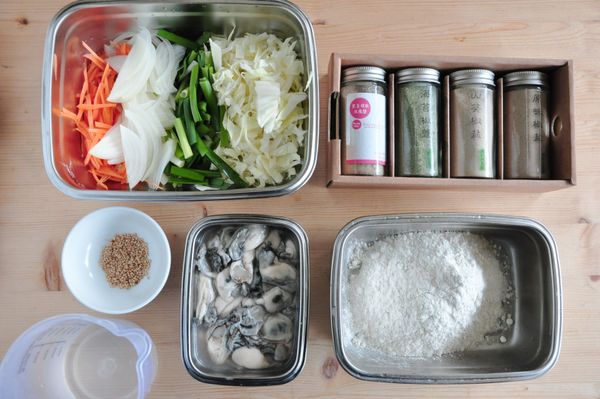 備妥蔬菜配料及韓國煎餅粉、新鮮蚵仔以及我最愛的香料共和國－椒鹽系列。