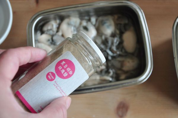 先將蚵仔以流動水輕輕沖洗，再以廚房紙巾吸乾水份，再加入芝麻香油與黑白胡椒玫瑰鹽醃漬。