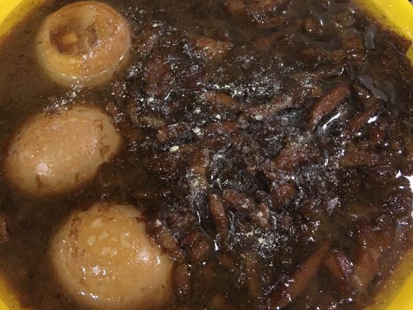 大火煮滾後轉小火
至少30分鐘
待肉絲軟時
下些許冰糖
要加滷蛋此時可加入
再稍微煮一下讓蛋入色即完成