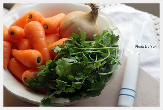 這次買的是Chantenay Carrots，個頭小小，不用削皮、也不用切頭，聽說Chantenay Carrot比較清脆、比較甜，也比較有胡蘿蔔味!