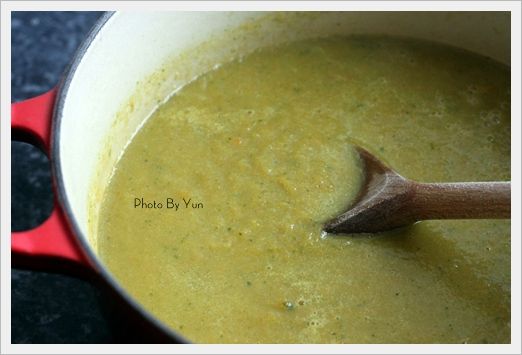 先炒胡蘿蔔和洋蔥，翻炒到蔬菜變軟、洋蔥半透明的程度就差不多可以加進香菜，加香菜後就大該翻炒個1分鐘就好。可以留下一些香菜最後加，香菜會比較重。接著加高湯，通常我的習慣是，加到淹過食材再多差不多1公分高就ok了!