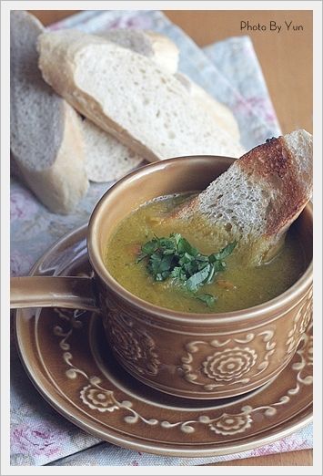 最後，讓湯小火滾個10分鐘，把蔬菜都煮的軟爛軟爛，就可以用攪拌棒通通打成蔬菜泥，最後調味! 配上麵包就是簡單的早午餐或是 前菜囉!