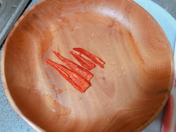 切辣椒的時候注意不要碰到裡面的汁液(第一次處理辣椒的時候沾到裡面的汁液，痛得要命T_T)，對切之後用小叉子小心的把裡面的種子刮乾淨。
如果不小心碰到，可以在患處擦一點醋緩和疼痛。