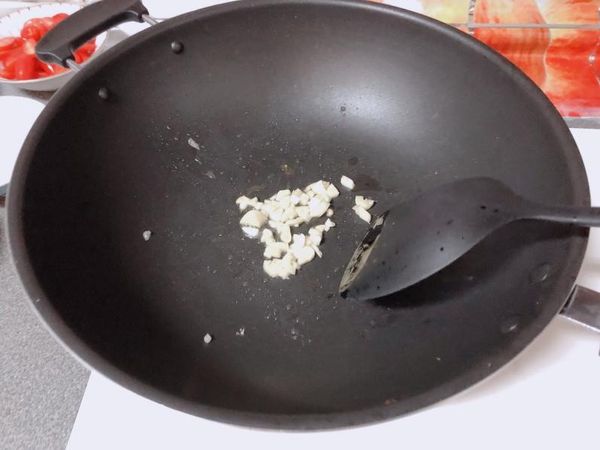 下油熱鍋，將大蒜放進鍋內爆香。