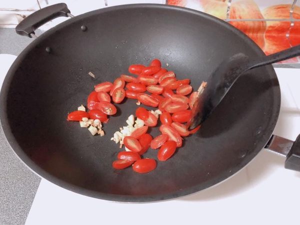 接著加入小番茄，熱鍋後炒番茄較容易釋放茄紅素，非常營養唷!