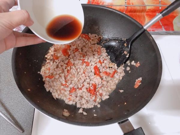 將醬料倒入鍋內，不時地攪拌。