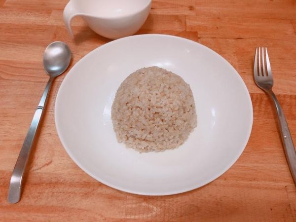 先盛一碗飯，倒扣在盤子中央，等等方便鋪上蛋包 (圖為糙米，使用白飯口感會比較好唷!)