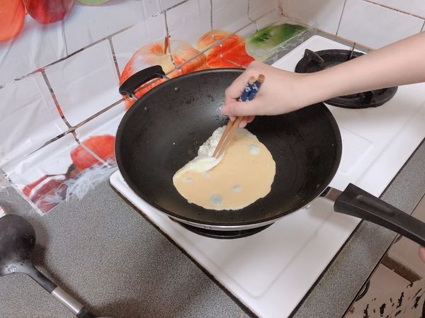 默數5秒後，將一隻筷子從蛋液的的【12點鐘方向】輕柔的向內拉到蛋液中心。