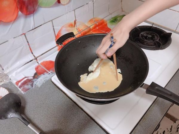 另一隻筷子迅速的從蛋液【6點鐘方向】向蛋液中心拉
##注意 : 此步驟必須快速，太久的話蛋液底部會黏住，導致晚禮服的過程禮服破裂，無法成型 : (