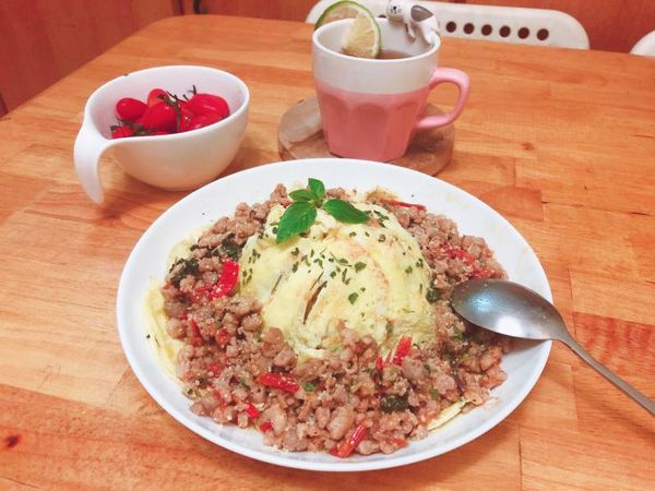 將放置一旁的打拋豬肉繞著蛋包飯灑滿一圈就完成囉 > < !