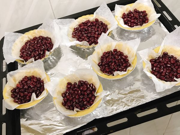 製作塔皮：請參考乳酪塔的塔皮製作方式～
https://icook.tw/recipes/273322