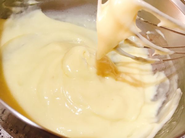 放到爐火上加熱至濃稠後離火（溫度不要超過80度），裝入碗盤中蓋上保鮮膜防置冷卻（保鮮膜記得貼緊卡士達醬，避免乾掉）