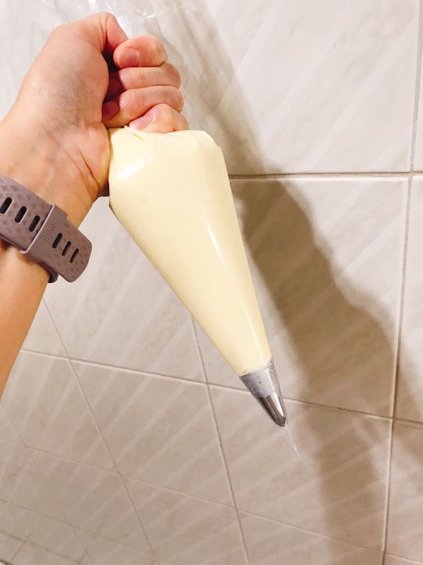 將卡士達奶油醬放入擠花袋備用