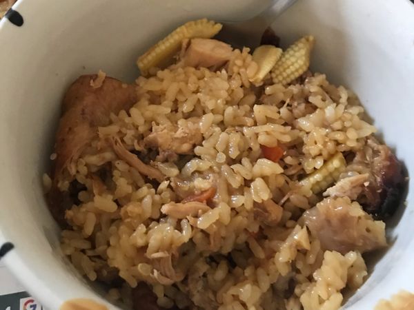 1.所有食材切丁
2.開火熱鍋
3.下蒜頭炒香，在下除了米跟雞肉之外的所有食材
4.炒到自己覺得差不多之後加醬油下烤雞肉絲
5.之後在炒一下下就可以關火
6.食材全部移到飯鍋裡，電鍋按下去，就完成囉。