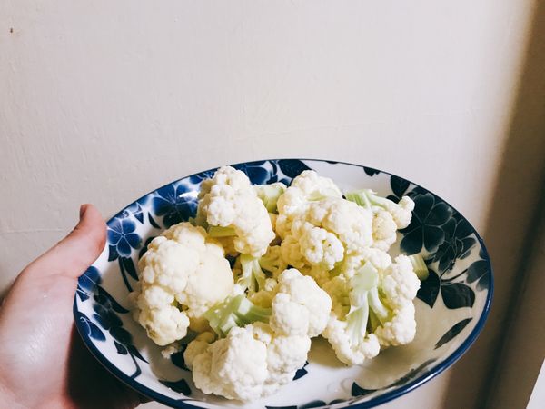 花椰菜留下頭跟少量根部
拿到電鍋裡裝外部1.5杯水去蒸