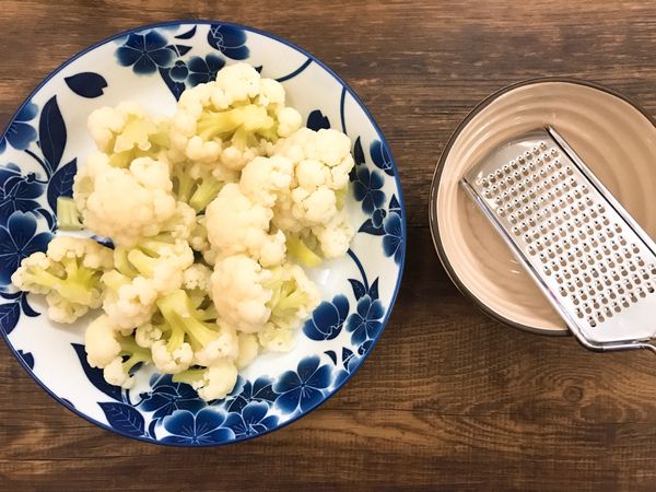 白花椰菜蒸好以後稍稍放涼
再拿工具將花椰菜磨成泥