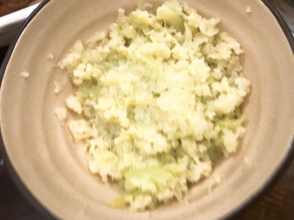 （一個差錯就拍糊了哈哈哈哈）
花椰菜水分多
記得把水分擠出來
然後捏成球狀