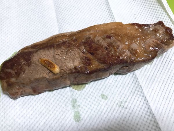 牛排用叉子確認熟度後放到紙巾上吸油
灑上少量的鹽
再以料理剪刀把牛排剪成一段一段的