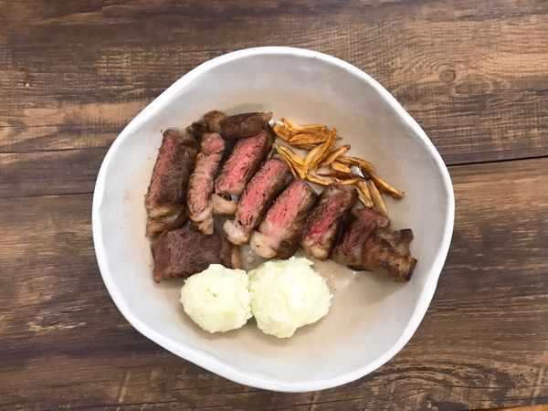 適度地擺盤一下
華麗簡單的煎牛排就完成了