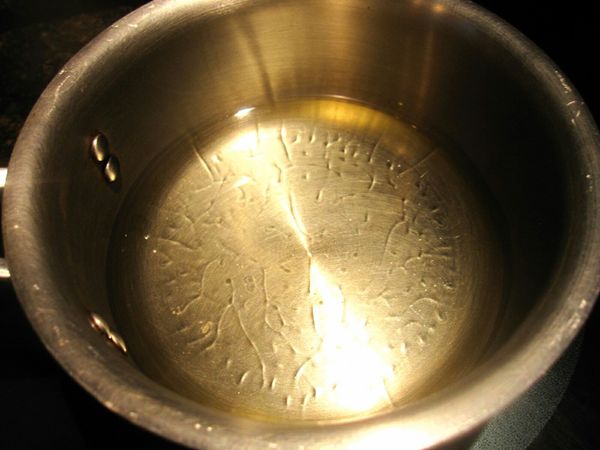 燙麵法：沙拉油煮到出現油紋倒入過篩低粉跟芋頭粉攪勻，然後加入蛋黃跟牛奶攪勻備用