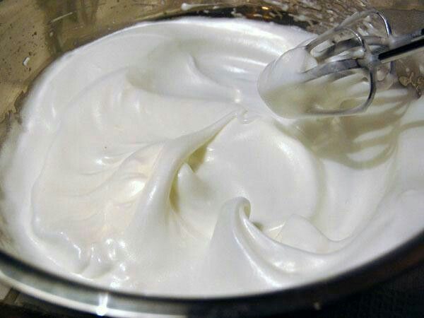 蛋白+檸檬汁+糖(糖分3次加)打發至濕性發泡，圖片那樣有小灣勾就可以了