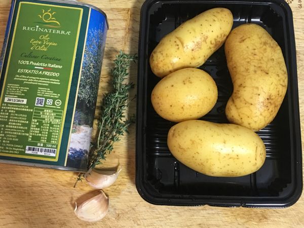 馬鈴薯不去皮，用刷子刷洗乾淨；