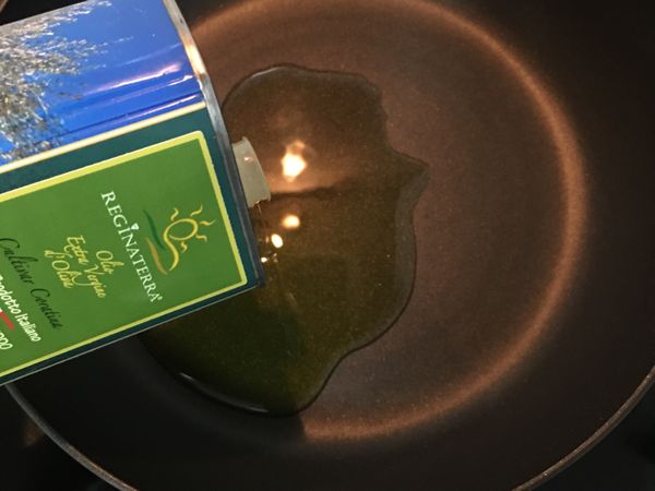 平底鍋放入約15g的橄欖油燒熱；