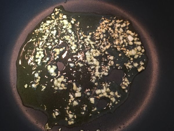 放入蒜末燒出香味；