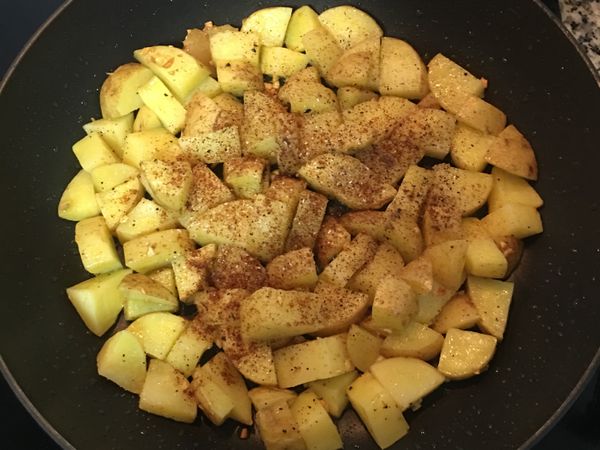 用鹽、黑胡椒粉和紅椒粉調味；