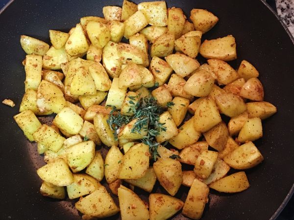 煎炒到橄欖油都被吸收，蒜末呈金黃色的蒜酥；放入百里香葉拌勻；即可起鍋。