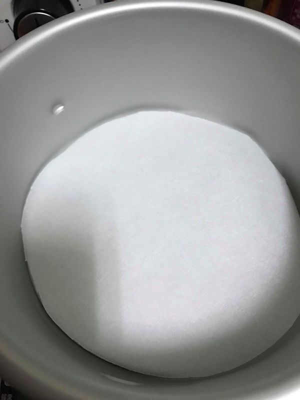 先把烤模鋪好紙張，把動物性鮮奶油70g先放入冷藏之後好打發。