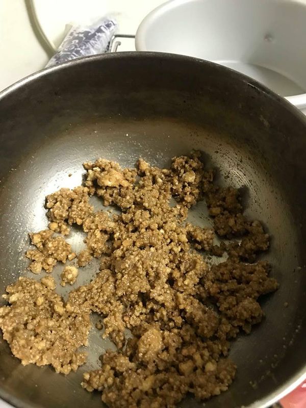 消化餅打碎，越碎越好，再把無鹽奶油隔水加熱和碎好的消化餅混勻。